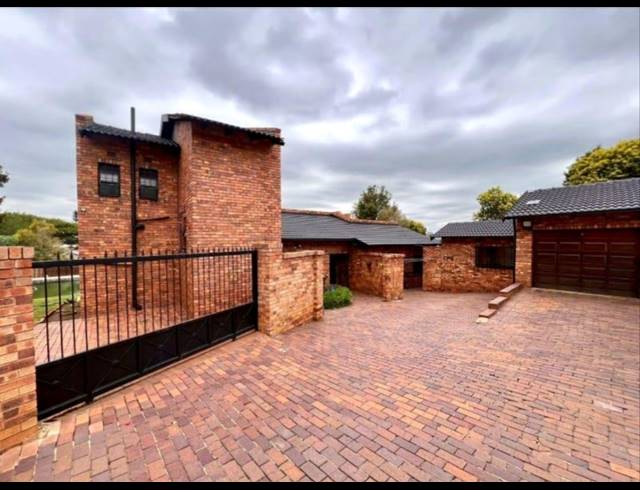 4 BEDROOM FREEHOLD FOR SALE IN GLENVISTA